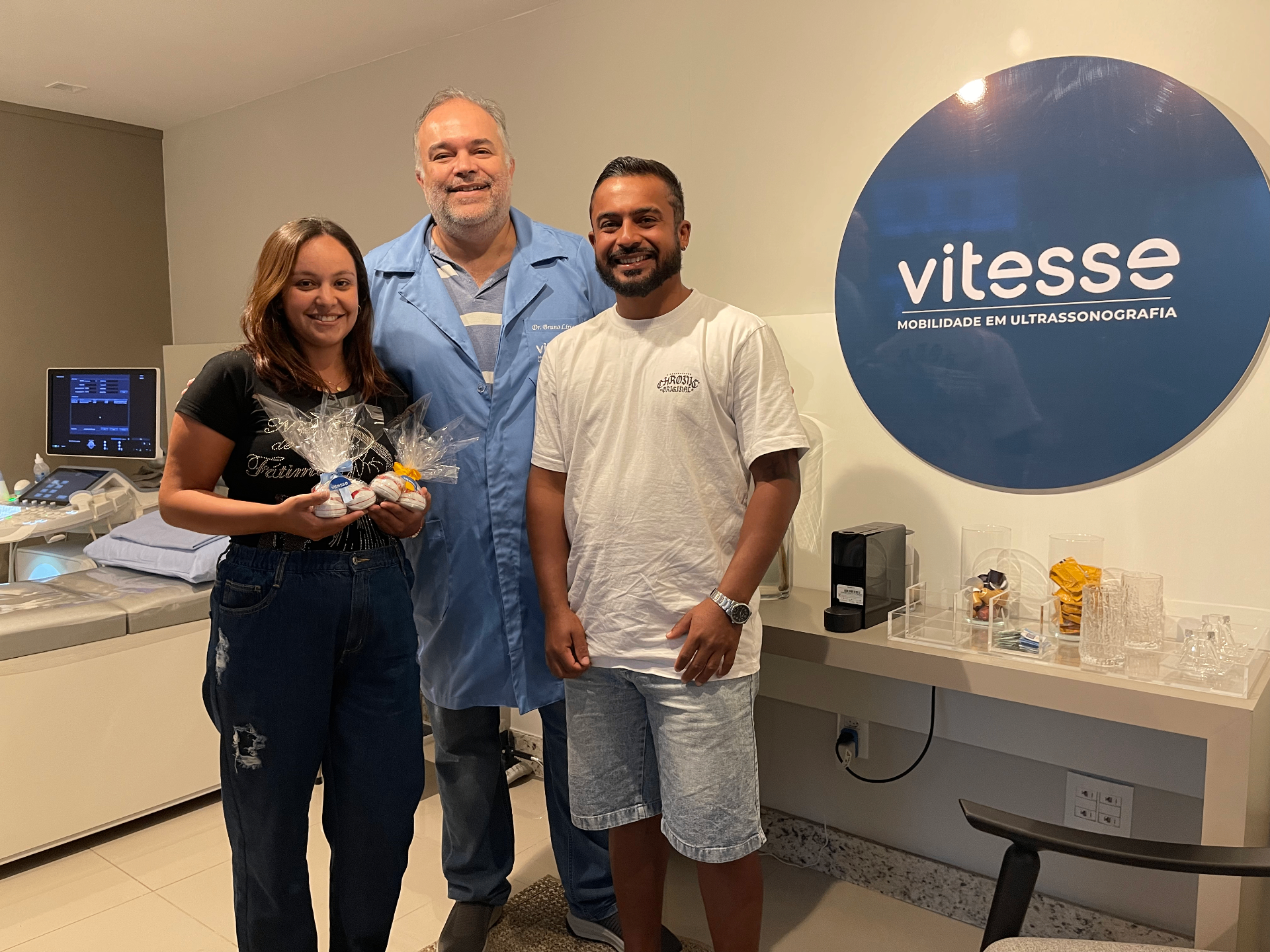 Sapatinhos vermelhos da sorte - Presente Mon Petit Família recebendo os sapatinhos vermelhos da sorte com o Dr. na Vitesse